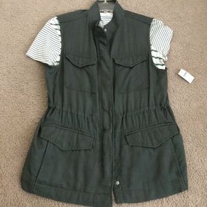 Gap Women’s Army Green Vest Jacket, Zip & Button Front, Size XL. Free Shirt